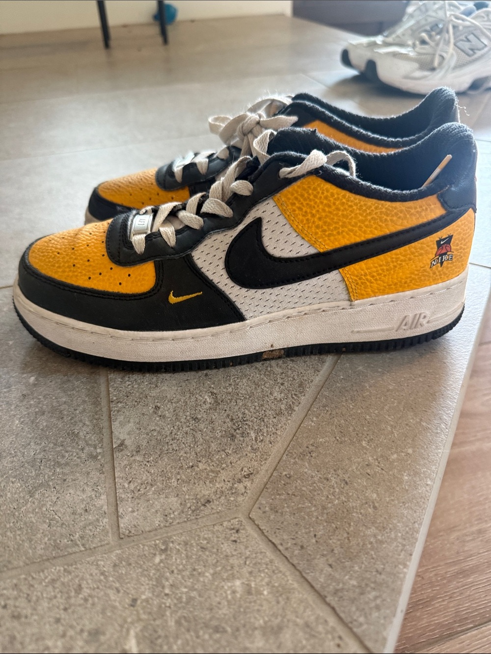 Nike Low-Top Sneakers Yellow Black White